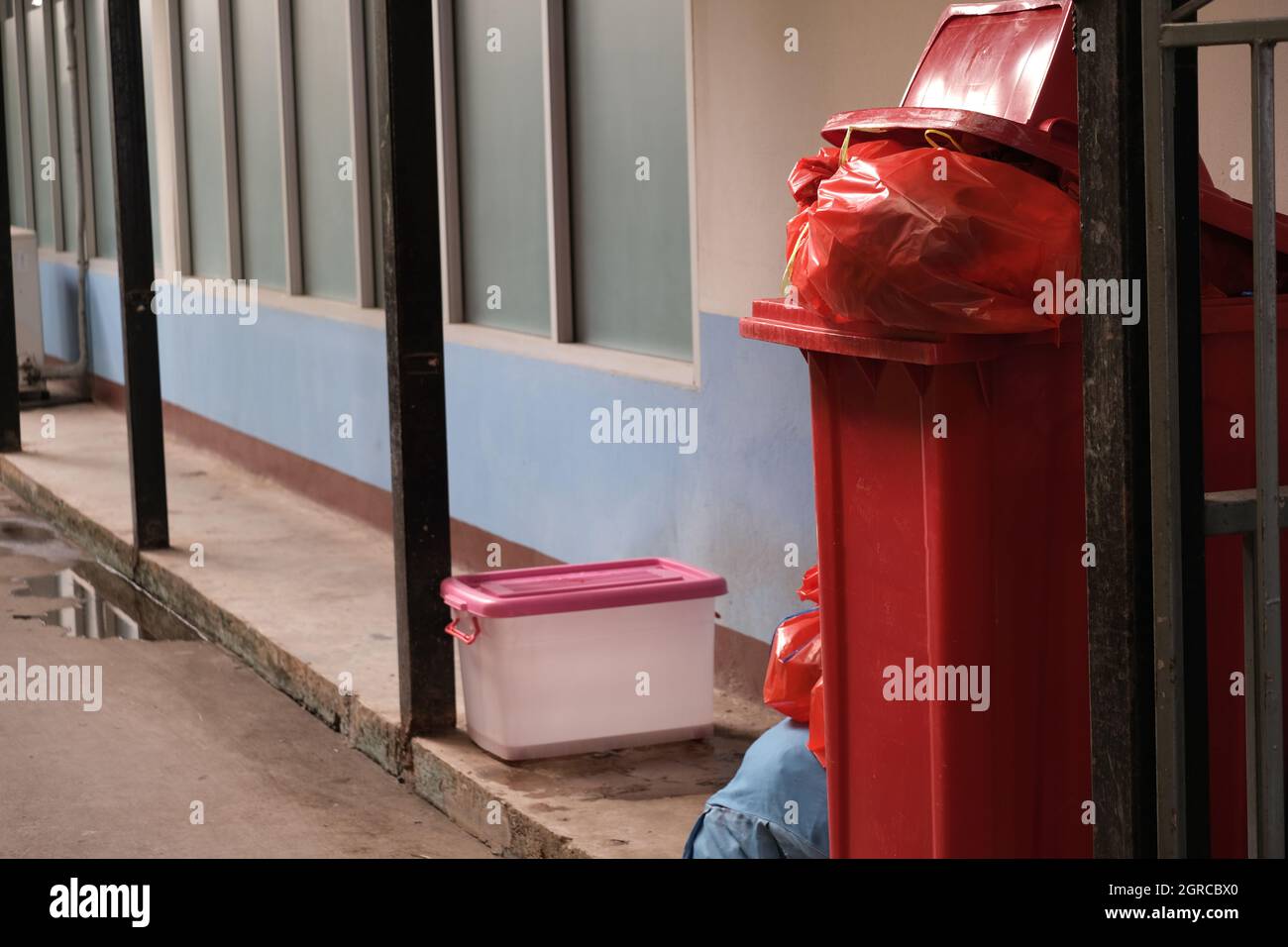 Poubelle rouge pour déchets infectieux à l'intérieur du bâtiment.Où les  déchets débordent du bac Photo Stock - Alamy