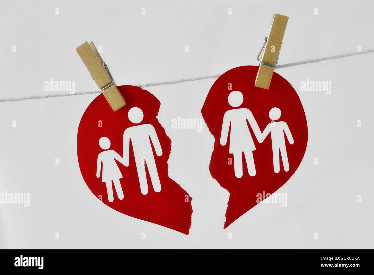 Coeur brisé avec la famille accrochée sur la corde à linge - Divorce et casse concept de famille Banque D'Images