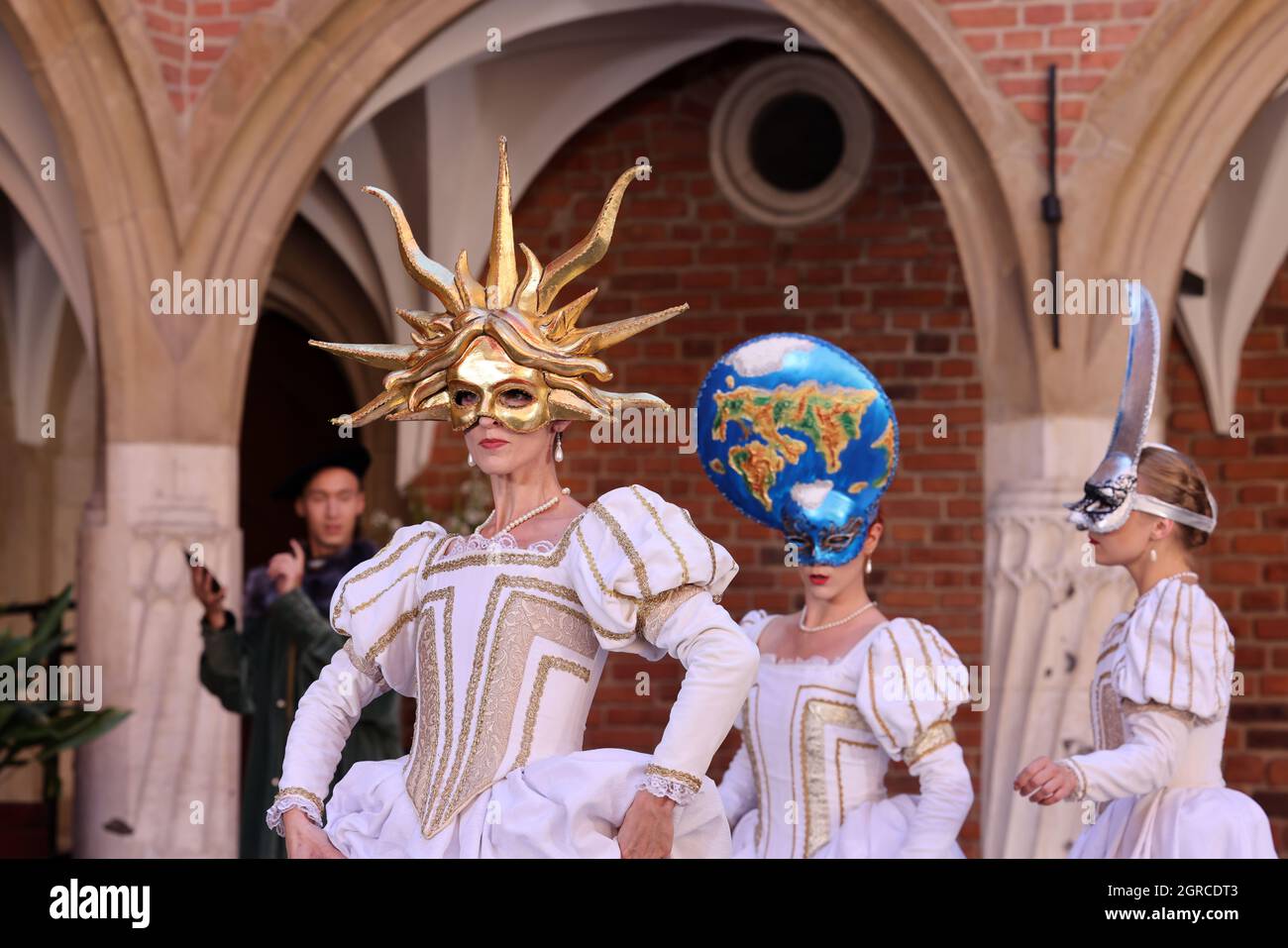 Cracovie, Pologne - 29 juillet 2021: Représentation - Harmonia Mundi interprétée par Cracovie Danza Ballet dans la cour du Collegium Maius de Jagiell Banque D'Images