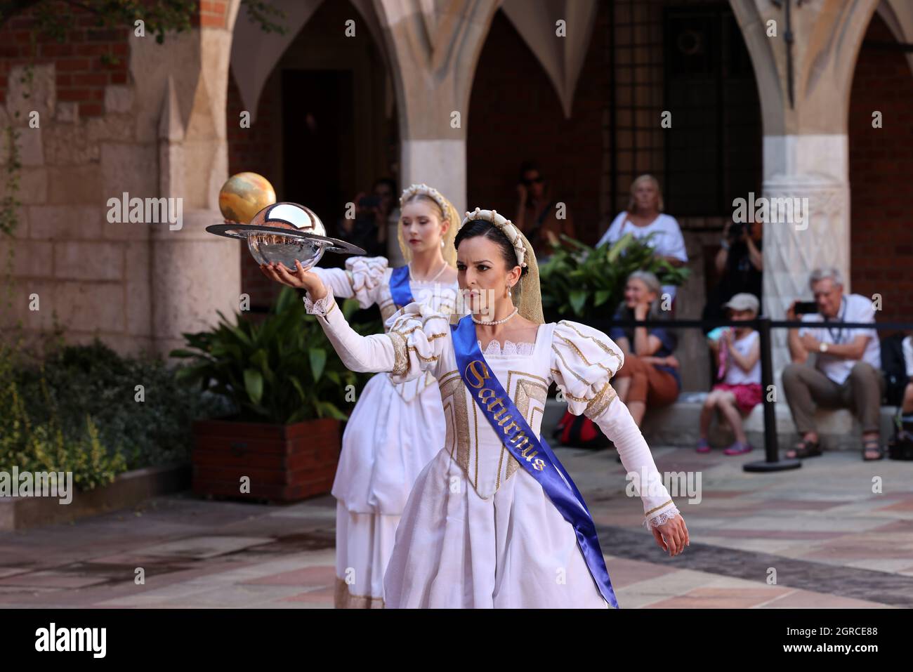 Cracovie, Pologne - 29 juillet 2021: Représentation - Harmonia Mundi interprétée par Cracovie Danza Ballet dans la cour du Collegium Maius de Jagiell Banque D'Images