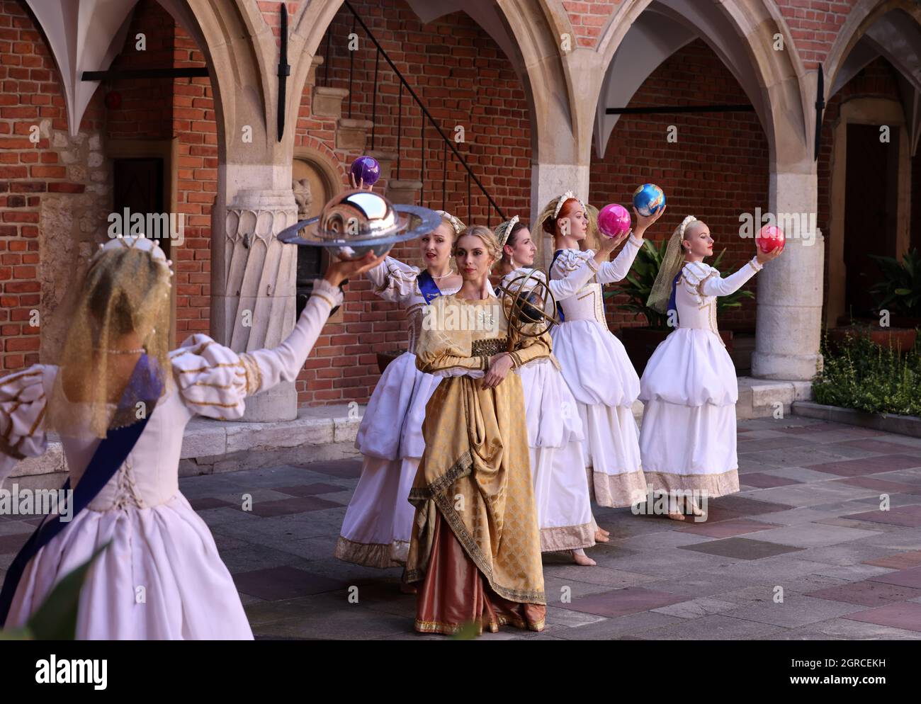 Cracovie, Pologne - 29 juillet 2021: Représentation - Harmonia Mundi interprétée par Cracovie Danza Ballet dans la cour du Collegium Maius de Jagiell Banque D'Images