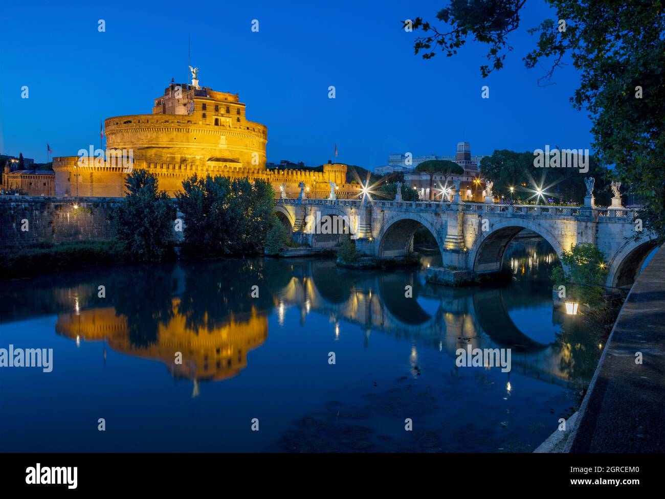 Rome - le château des Anges et le pont au crépuscule. Banque D'Images