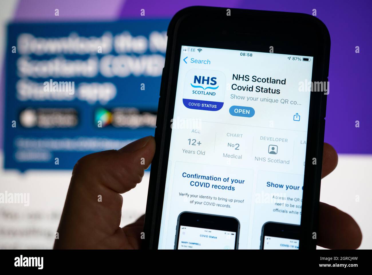 Édimbourg, Écosse, Royaume-Uni. 1er octobre 2021. Le gouvernement écossais lance une nouvelle application Covid-19 , un passeport numérique de vaccin, sur les boutiques Apple et Google, de nombreux utilisateurs ont trouvé l'application inutilisable, mais avec le système de vérification d'identité ne fonctionne pas, L'application sera nécessaire pour accéder aux boîtes de nuit en Écosse à partir de vendredi, mais le gouvernement a annoncé un retard de 2 semaines à la mise en œuvre. Pic ; application affichée dans l'App Store d'Apple. Iain Masterton/Alay Live News. Banque D'Images