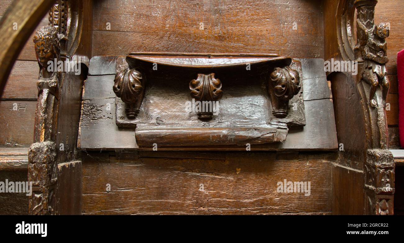 Plus ancien siège de Monks en bois sculpté, Mercy Seat, 1250, partie des Misericords au Prieuré de Christchurch, Royaume-Uni Banque D'Images