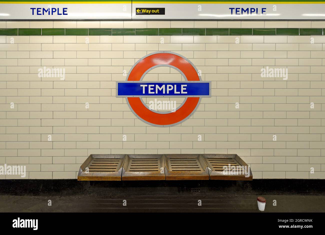 Londres, Angleterre, Royaume-Uni. Station de métro Temple - cocarde et banc sur la plate-forme Banque D'Images
