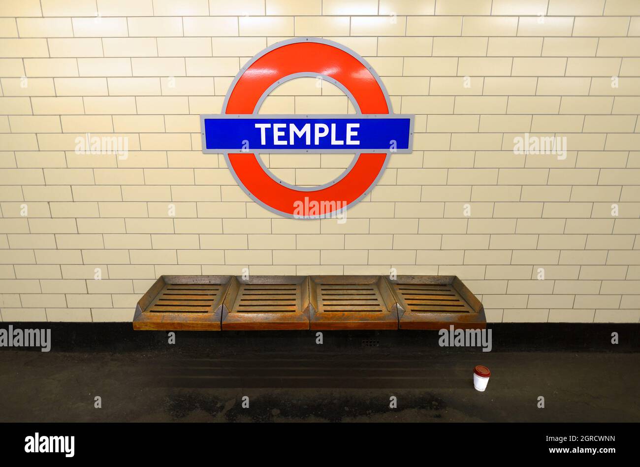 Londres, Angleterre, Royaume-Uni. Station de métro Temple - cocarde et banc sur la plate-forme Banque D'Images