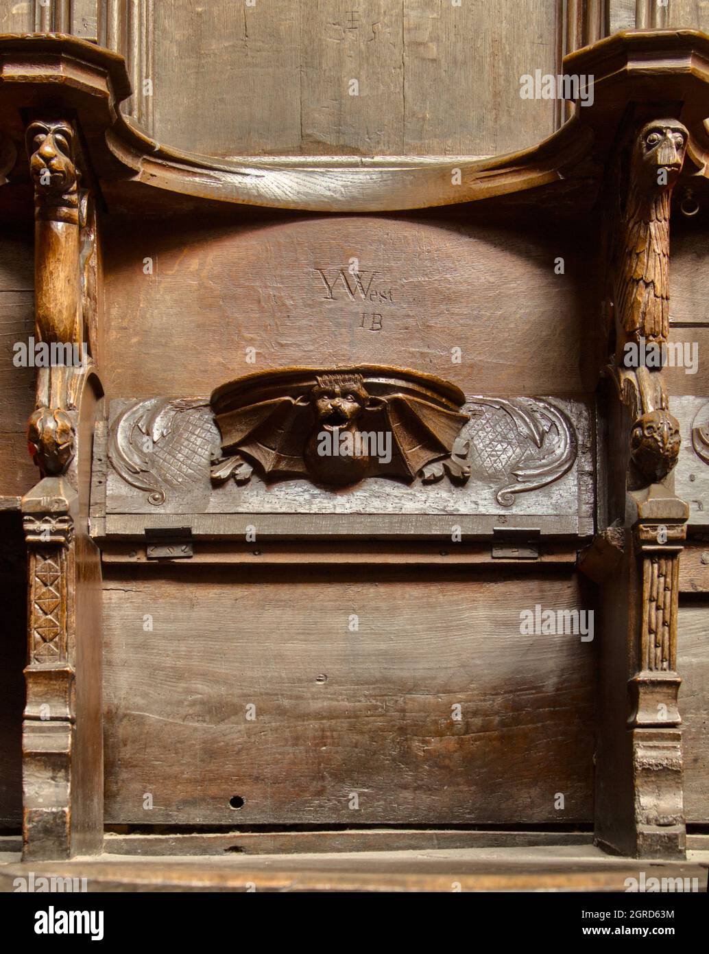Siège en bois sculpté Mercy, siège de Monks partie des Miséricords avec animal et rayé antique, Old Graffiti, Prieuré de Christchurch Royaume-Uni Banque D'Images