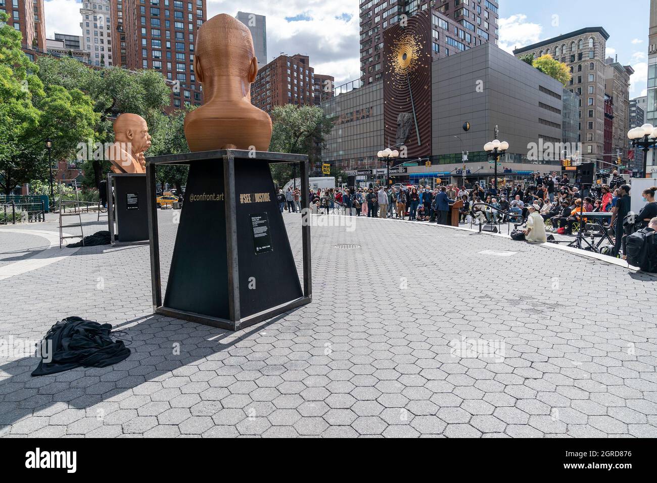 New York, États-Unis. 30 septembre 2021. Atmosphère lors de la cérémonie d'ouverture de l'exposition SEEINJUSTICE sur la place de l'Union. Sculptures de George Flyod, Breonna Taylor et John Lewis dévoilées à New York. Des sculptures seront exposées pendant un mois au parc. Confronter l'art vise à utiliser l'art pour influer sur un changement sociétal positif. (Photo de Lev Radin/Pacific Press) crédit: Pacific Press Media production Corp./Alay Live News Banque D'Images