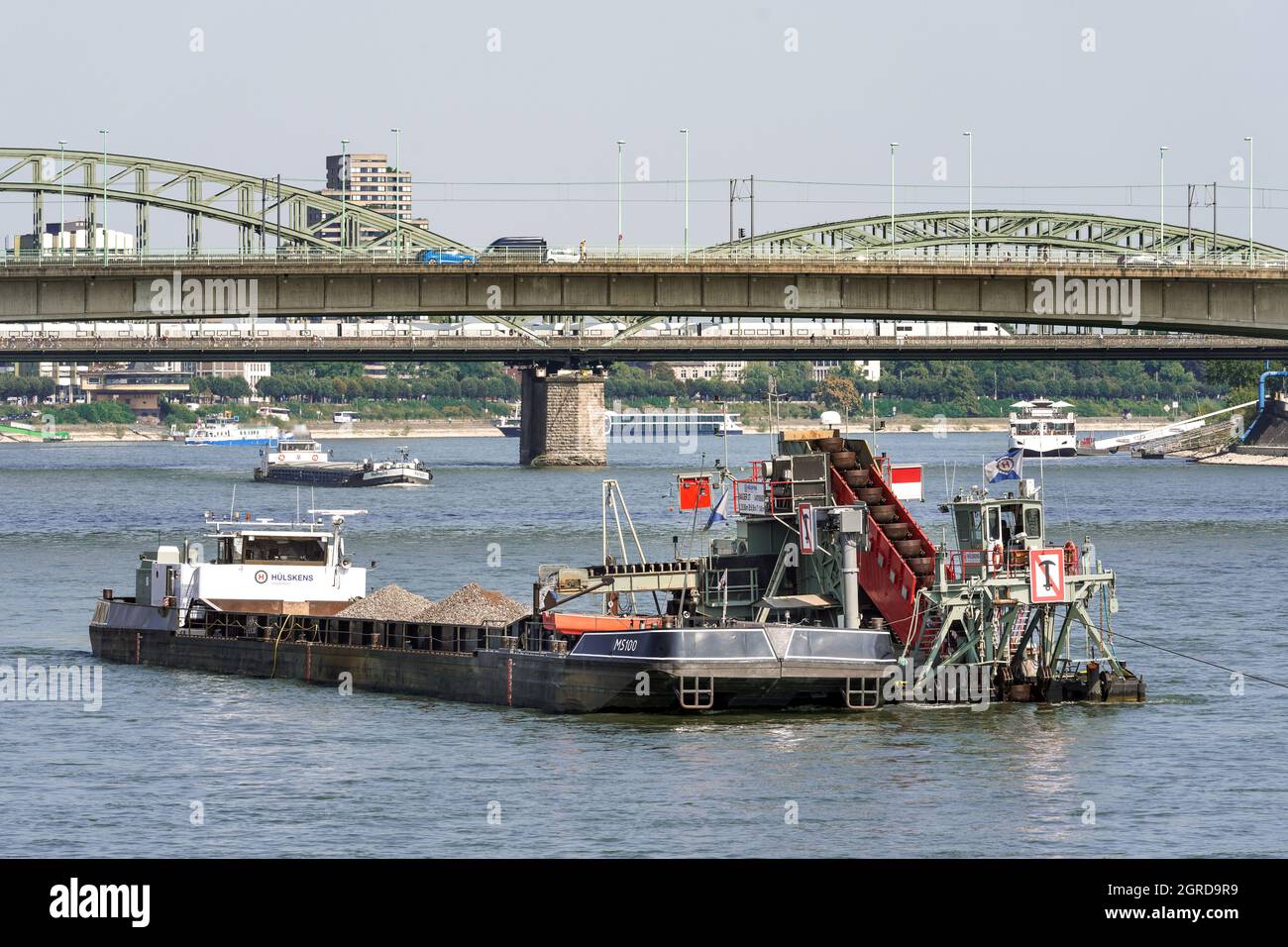 Un dredger de la société Hülskens Wasserbau approfondit et élargit le canal de navigation dans le Rhin près de Cologne. --- Baggerschiff der Firma Hülskens Hydrotechnik vertieft und verbreitert im Rhein in Köln die Fahrrinne für die Schiffahrt. Banque D'Images
