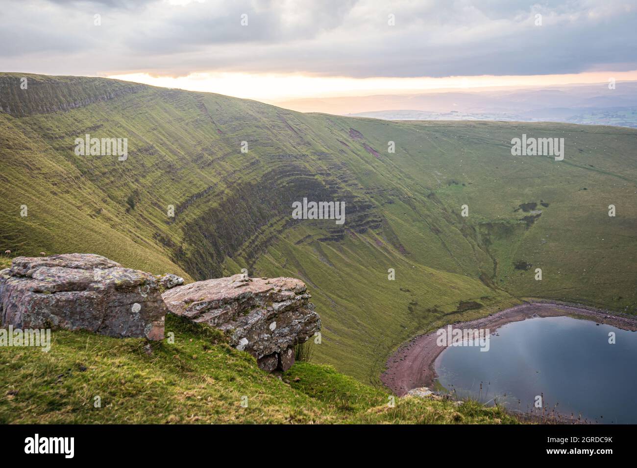 Llyn y Fan Fach lac au coucher du soleil. Parc national de Brecon Beacons. Black Mountain, Carmarthenshire, pays de Galles du Sud, Royaume-Uni. Banque D'Images