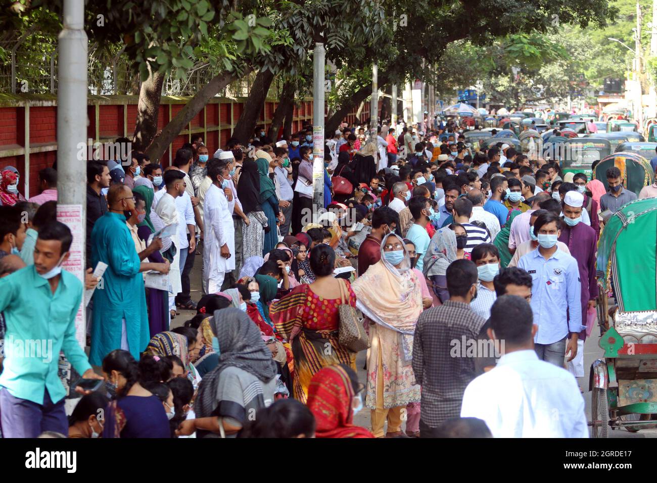 L'université de Dhaka organise vendredi son test d'admission à l'unité « Ka » pour l'année universitaire 2020-21. En dehors de la capitale, le test se déroule également dans toutes les villes divisionnaires du pays. Les tests d'admission pour 2020-21 n'ont pas pu avoir lieu l'année dernière en raison de la pandémie . Le 01 octobre 2021 à Dhaka, au Bangladesh. Photo de Habibur Rahman/ABACAPRESS.COM Banque D'Images