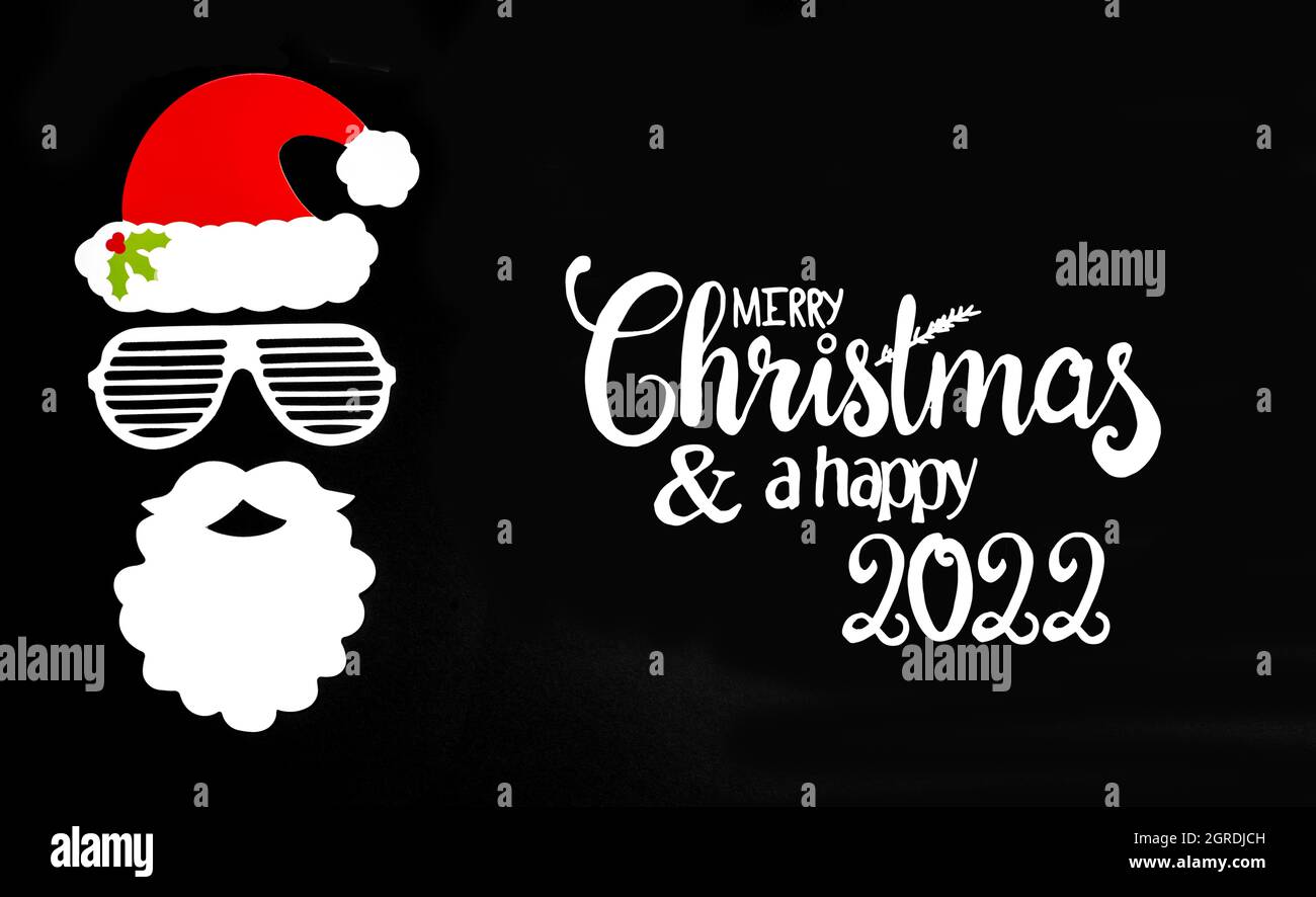 Texte Anglais Joyeux Noel Et Un Heureux 22 Masque En Papier Du Pere Noel Avec Decoration De Noel Et Accessoires Arriere Plan Papier Noir Photo Stock Alamy
