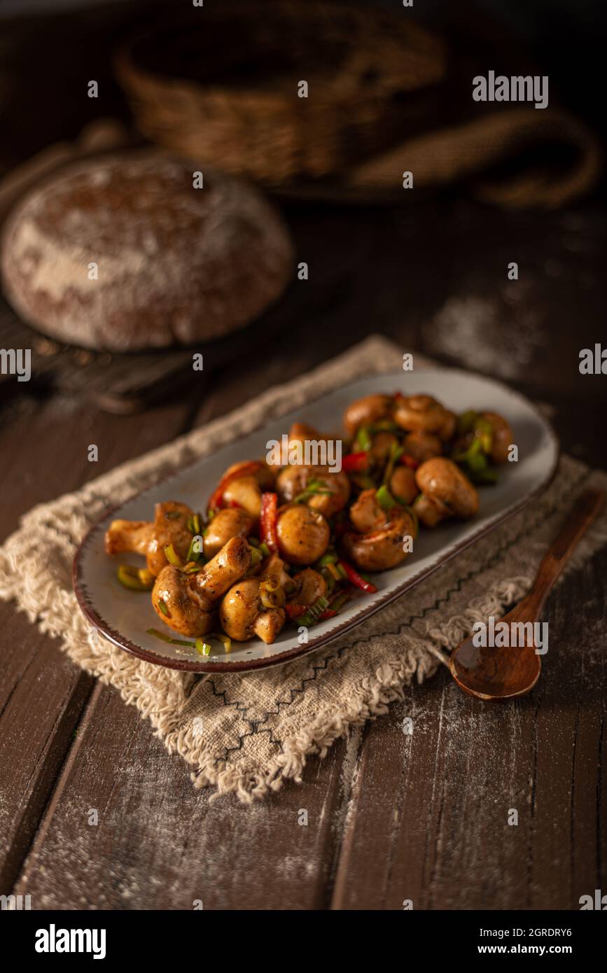 Salade de champignons avec piment, poivrons et herbes Banque D'Images