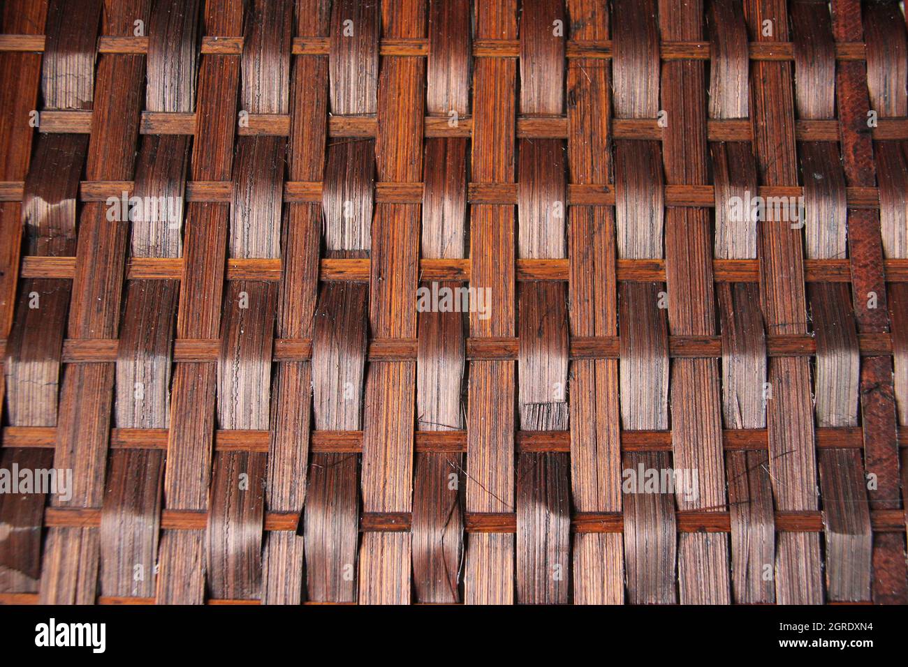 Gros plan sur la surface d'un panier en fibre de bambou naturelle.Vernis, arrière-plan et texture. Banque D'Images