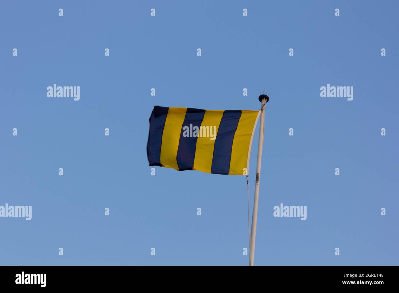 Drapeaux représentant différents pays. Tissus et couleurs, symboles des nations. Banque D'Images