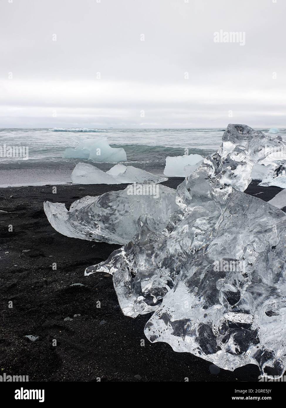 Morceaux de glace glaciale lavés à terre à Diamond Beach, en Islande Banque D'Images