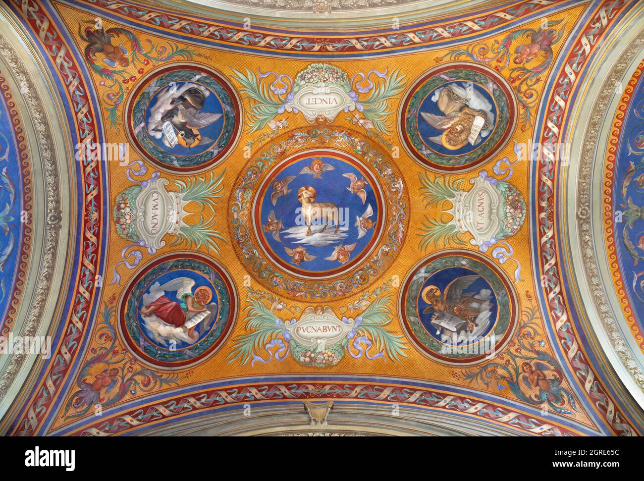 ROME, ITALIE - 2 SEPTEMBRE 2021 : la fresque du plafond de l'Agneau de dieu avec les symboles de quatre Évanghelist Banque D'Images