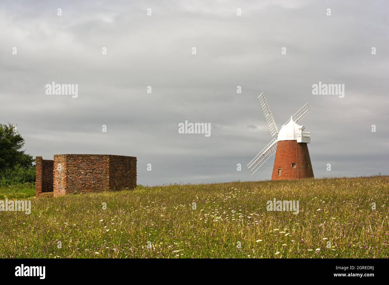 Le moulin à vent Halnaker et l'ancienne mise en place des armes à feu de la Seconde Guerre mondiale, près de Chichester, sur les South Downs, dans le West Sussex, en Angleterre Banque D'Images