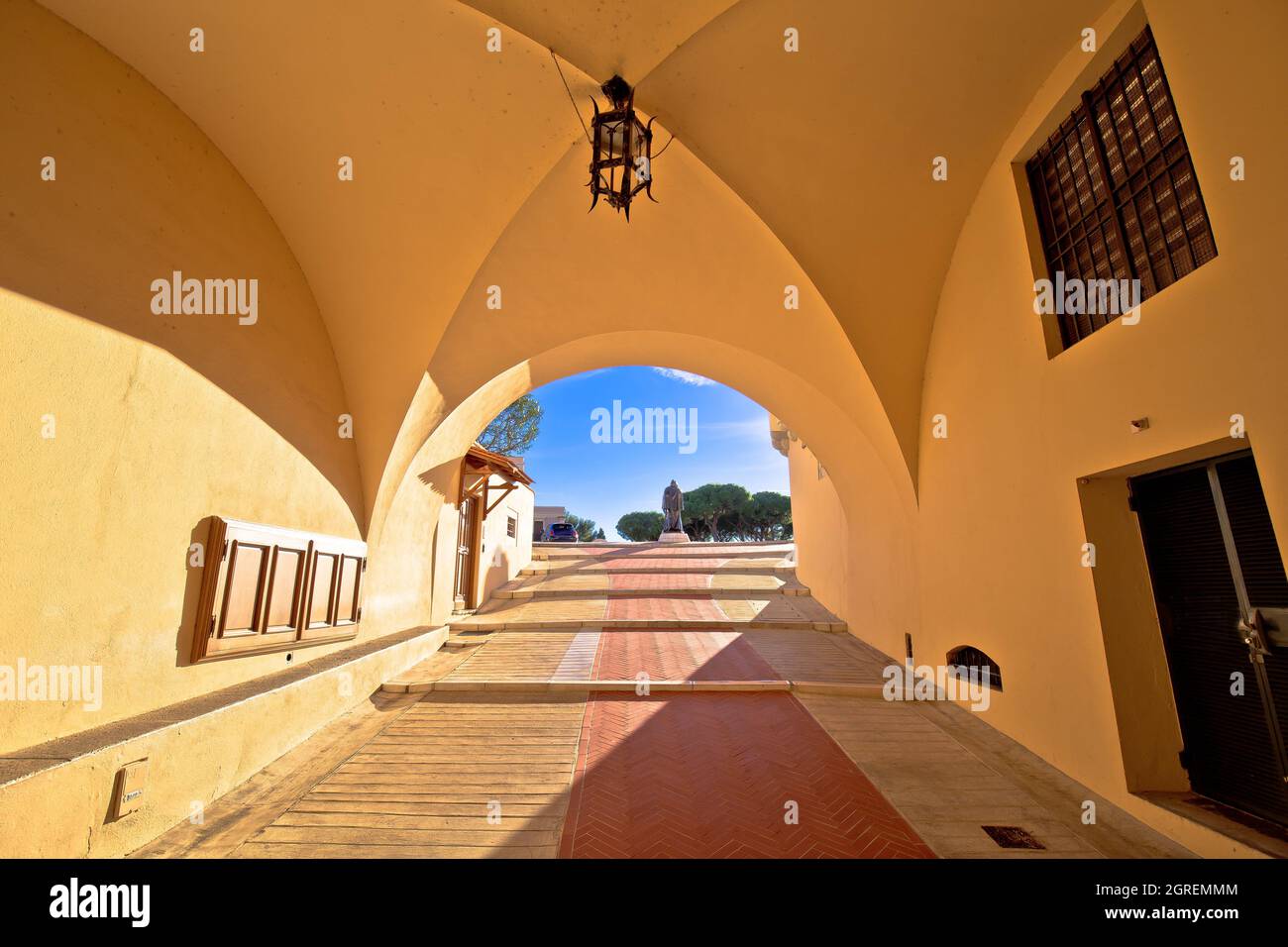 Monaco, janvier 15 2019 : vue sur le tunnel de la place Monaco du Palais. Palais du Prince de Monaco. Résidence officielle du prince souverain de Banque D'Images