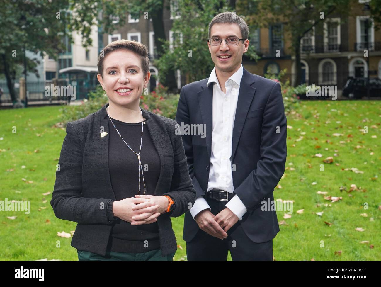 Carla Denyer et Adrian Ramsay à l'extérieur des salles de réunion St Pancras à Londres après avoir été élus comme co-leaders du Parti Vert. Date de la photo : vendredi 1er octobre 2021. Banque D'Images