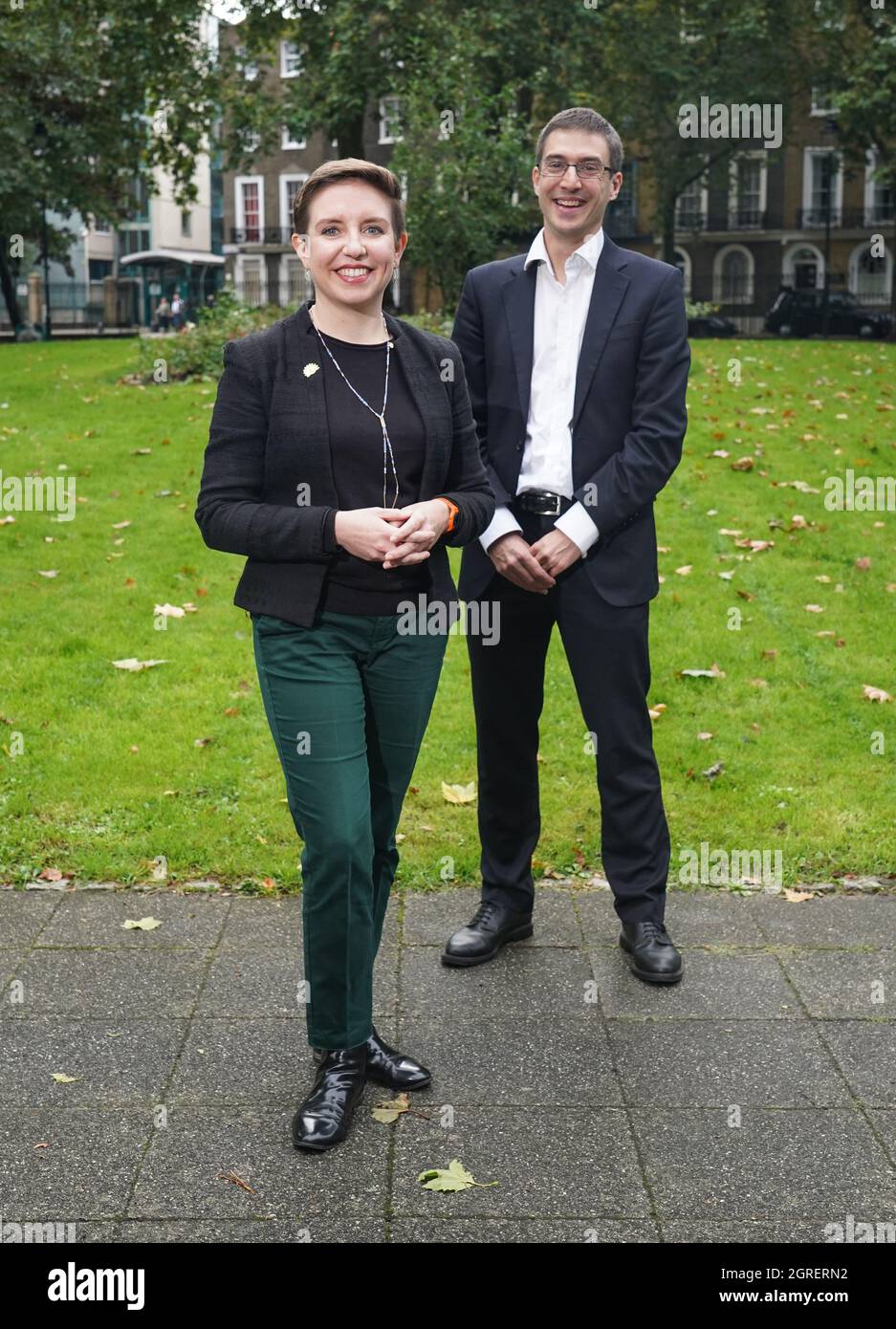 Carla Denyer et Adrian Ramsay à l'extérieur des salles de réunion St Pancras à Londres après avoir été élus comme co-leaders du Parti Vert. Date de la photo : vendredi 1er octobre 2021. Banque D'Images