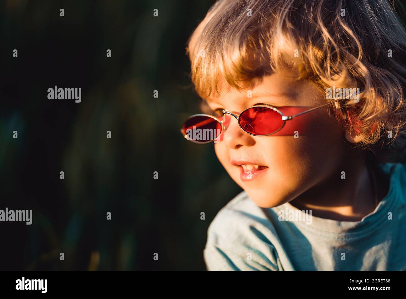 Drole De Cheveux Boucles Bebe Garcon Dans Des Lunettes De Soleil Rouges Debout Dans Le Champ De Ble Vert Frais Un Enfant Adorable Explore Les Plantes La Nature Au Printemps Concept De Mode Enfant Photo Drole De Cheveux Boucles Bebe Garcon Dans Des Lunettes De Soleil Rouges Debout Dans Le Champ De Ble Vert Frais Un Enfant Adorable Explore Les Plantes La Nature Au Printemps Concept De Mode Enfant Photo