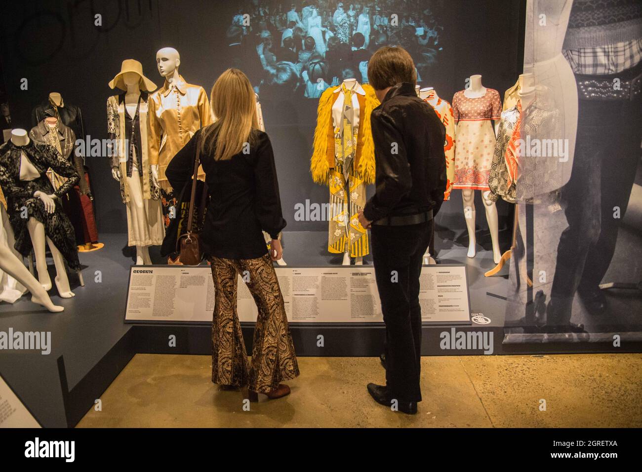 Londres, Royaume-Uni. 1er octobre 2021. Musée du textile de mode belles personnes: La Boutique dans la contre-culture des années 1960 . Ouverture avec une citation de Singer et des années 60 "IT girl" Marianne fidèles, belles personnes: La Boutique dans les années 1960 contre-culture ne gaspille pas de temps à accueillir des visiteurs dans le monde enivré et étoilé de la contre-culture de Chelsea: "Nous étions jeunes, riches et beaux, et la marée - nous pensions - tournait en notre faveur. Nous allons tout changer, bien sûr, mais surtout nous allons changer les règles ». Crédit : Paul Quezada-Neiman/Alay Live News Banque D'Images