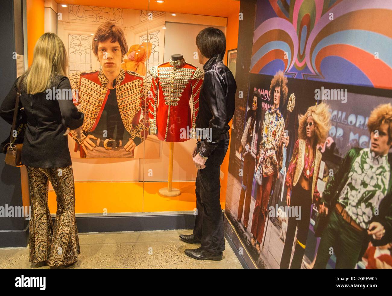 Londres, Royaume-Uni. 1er octobre 2021. Musée du textile de mode belles personnes : la Boutique dans les années 1960 contre-culture une veste rouge Grenadier style guardsman de Victoriana et boutique d'inspiration militaire, j'étais Lord Kitchener's Valet. Ce design a été porté par Mick Jagger lors de l'apparition Rolling Stones 1966 sur Ready Steady Go et l'après-midi suivant, la boutique était complètement vendue. Crédit : Paul Quezada-Neiman/Alay Live News Banque D'Images