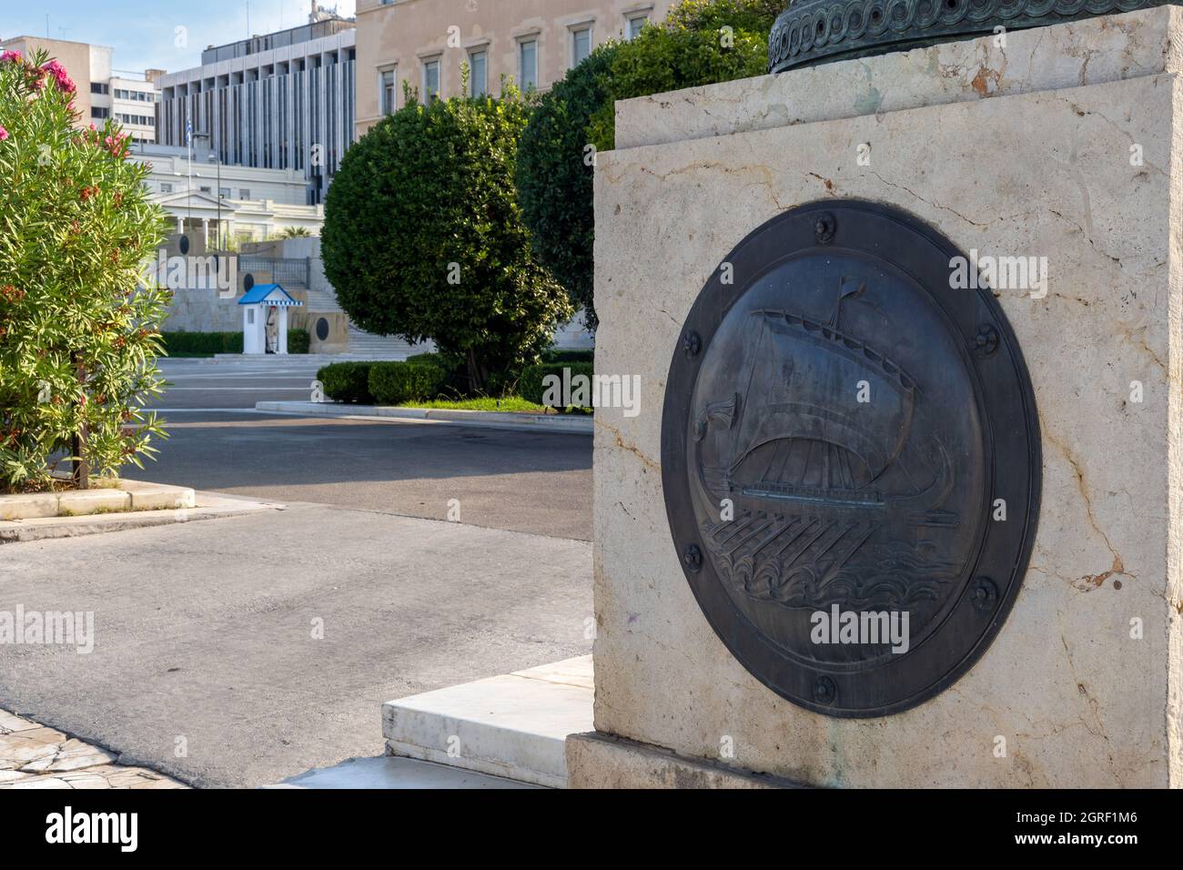 Bouclier de bronze représentant un ancien navire grec à l'entrée du mémorial de la tombe du soldat inconnu sous le Parlement grec. Evzone Banque D'Images