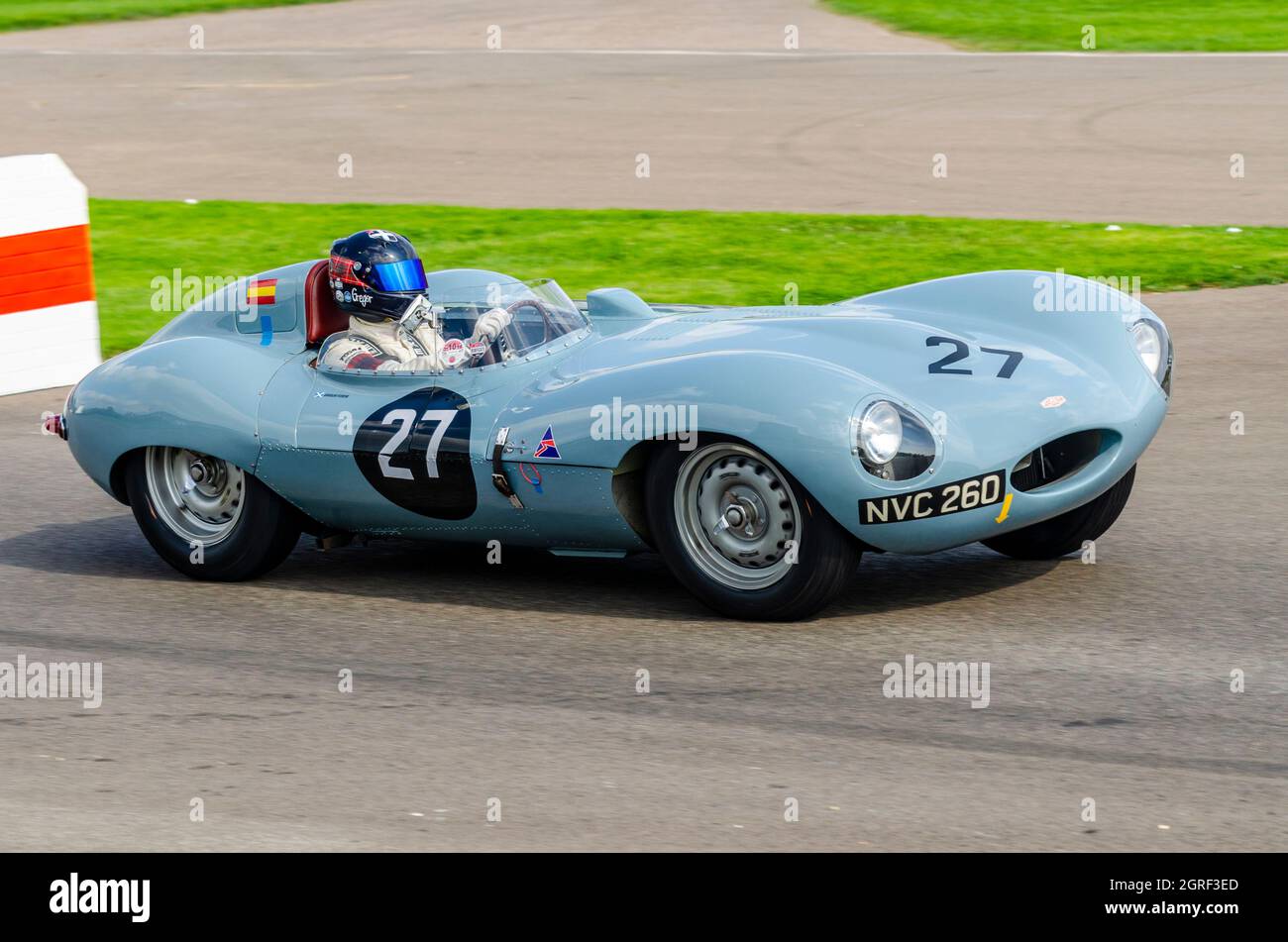 Jaguar D Type 1956 classique, voiture de course vintage, en course dans la coupe Lavant au Goodwood Revival 2014. Châssis XKD535, reg NVC 260. Bleu pastel Banque D'Images