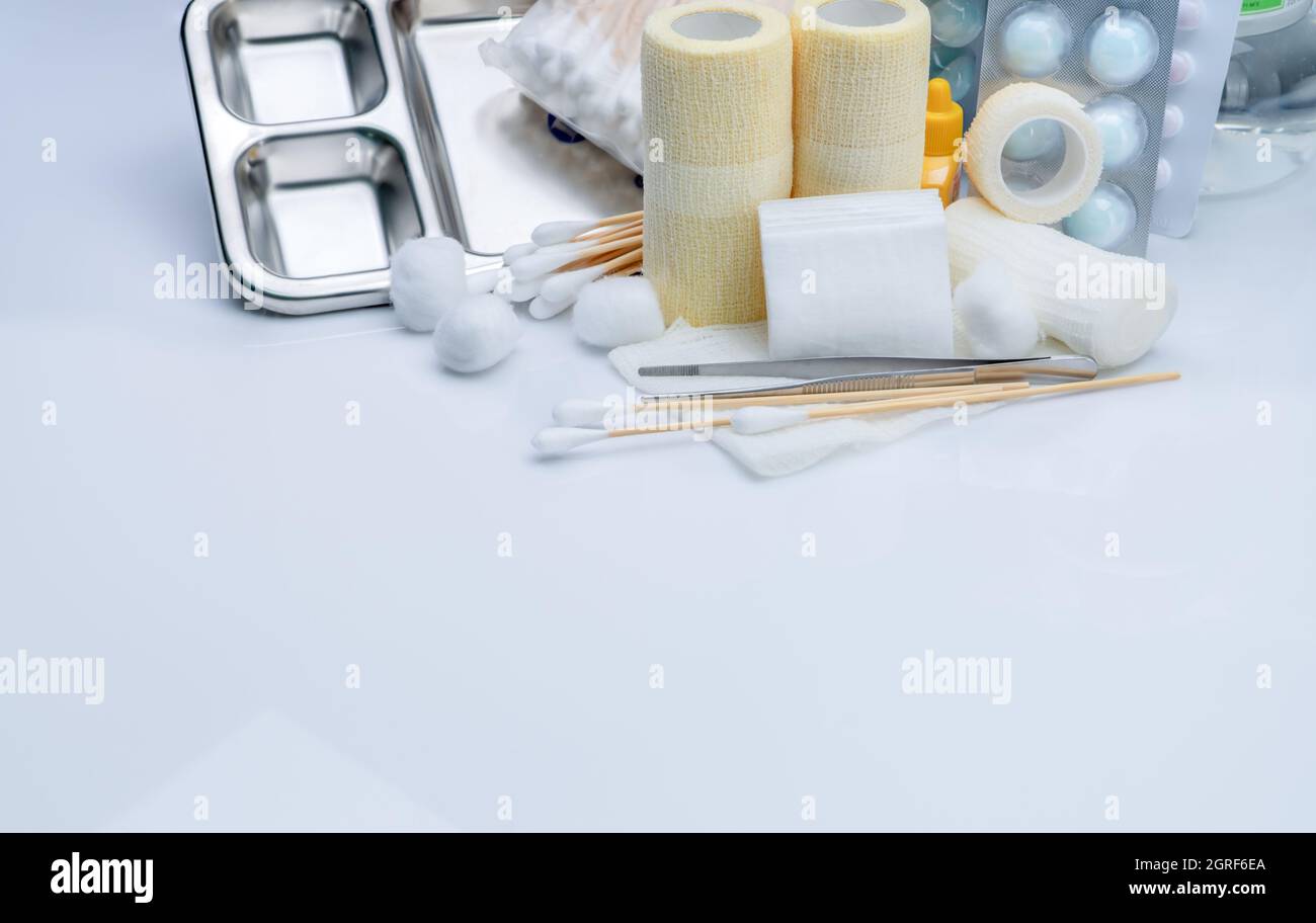 Kit de pansements pour le soin des plaies et plaque en acier inoxydable,  pinces, bâtonnets de coton, bande conforme Photo Stock - Alamy