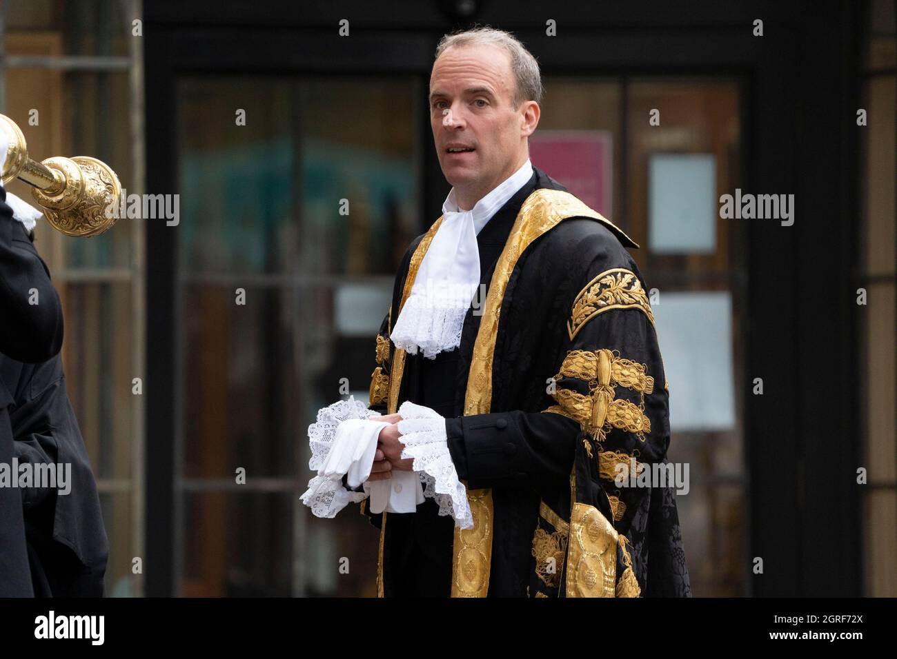 LONDRES - 1er OCTOBRE : le service annuel des juges a eu lieu à l'abbaye de Westminster à Londres aujourd'hui, 1er octobre 2021. Au début de l'année légale, le Lord Chancelier, Dominic Raab portant les robes de son bureau comme Lord Chancelier, arrive à l'abbaye de Westminster. Des juges, Q.C et des personnalités juridiques de premier plan, marchent dans un cortège de l'abbaye de Westminster aux chambres du Parlement, pour une réception organisée par le Lord Chancellor. La coutume remonte au Moyen-âge, lorsque les juges ont prié pour obtenir des conseils au début de l'année légale. Crédit : David Levenson/Alay Live News Banque D'Images