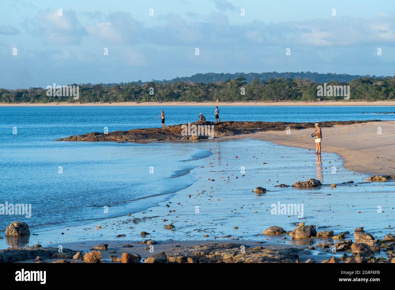 Les gens pêchent sur la plage d'Alau, le terrain de camping d'Alau Beach, Umagico, la péninsule du Cap York, le nord du Queensland Banque D'Images