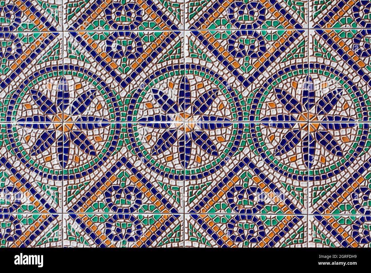 Mosaïque ancienne avec des motifs géométriques et floraux colorés en gros plan Banque D'Images