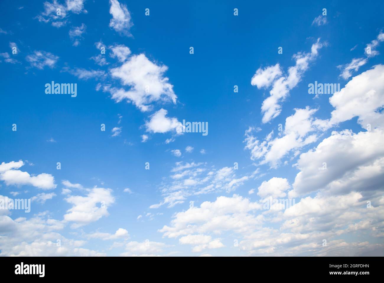 Vue panoramique sur le ciel bleu avec les nuages. Arrière-plan, paysage nuageux Banque D'Images