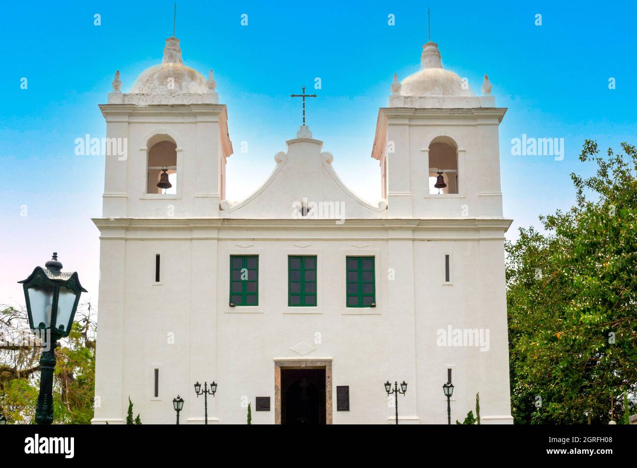 Vue extérieure et façade de la paroisse de Saint-Sébastien à Itaipu, État de Rio de Janeiro, Brésil. L'église catholique a un style colonial architectural Banque D'Images