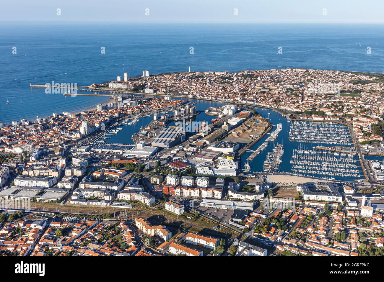 France, Vendée, les Sables d'Olonne, la ville et le port (vue aérienne) Banque D'Images