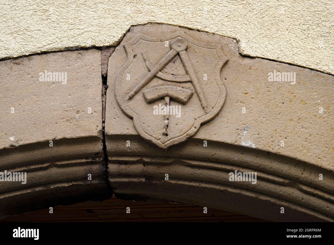 France, Bas-Rhin (67), Molsheim, rue, maison, linteau de porte, ensemble de charpentier/ / France, Bas Rhin, Molsheim, rue, maison, linteau de porte, emblème de menuisier Banque D'Images