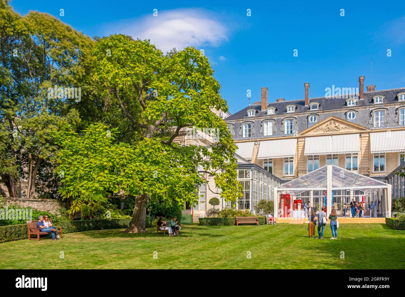 France, Paris, Ambassade du Royaume-Uni, le parc Photo Stock - Alamy