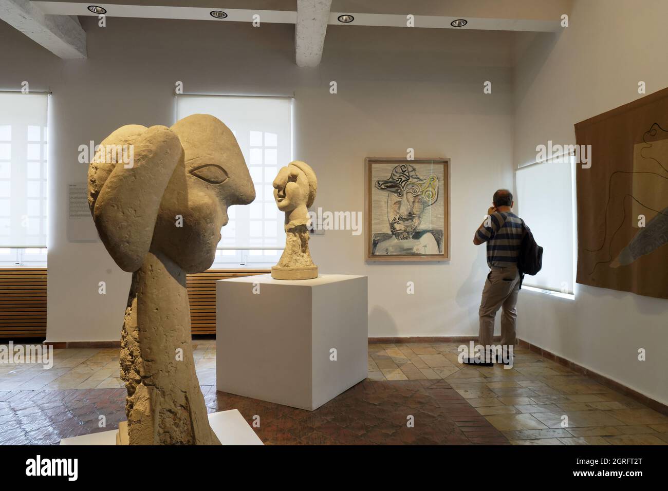 France, Alpes Maritimes, Antibes, vieille ville, Musée Picasso, Exposition permanente d'œuvres de Pablo Picasso, sculpture de la tête d'une dame avec le chignon et la tête d'une dame avec les grands yeux et peinture d'un buste d'homme avec un chapeau Banque D'Images