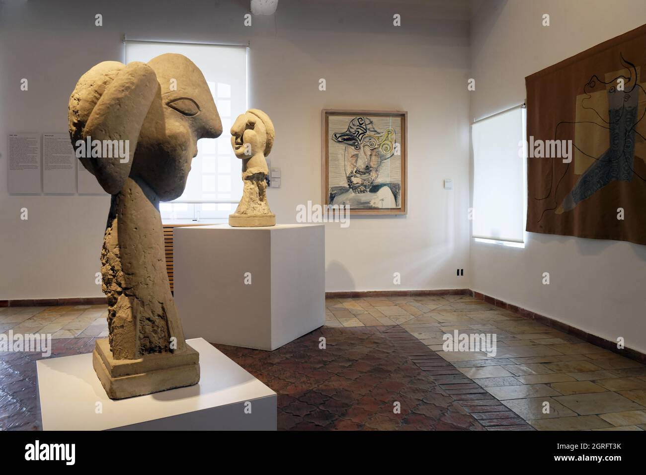 France, Alpes Maritimes, Antibes, vieille ville, Musée Picasso, Exposition permanente d'œuvres de Pablo Picasso, sculpture de la tête d'une dame avec le chignon et la tête d'une dame avec les grands yeux et peinture d'un buste d'homme avec un chapeau Banque D'Images