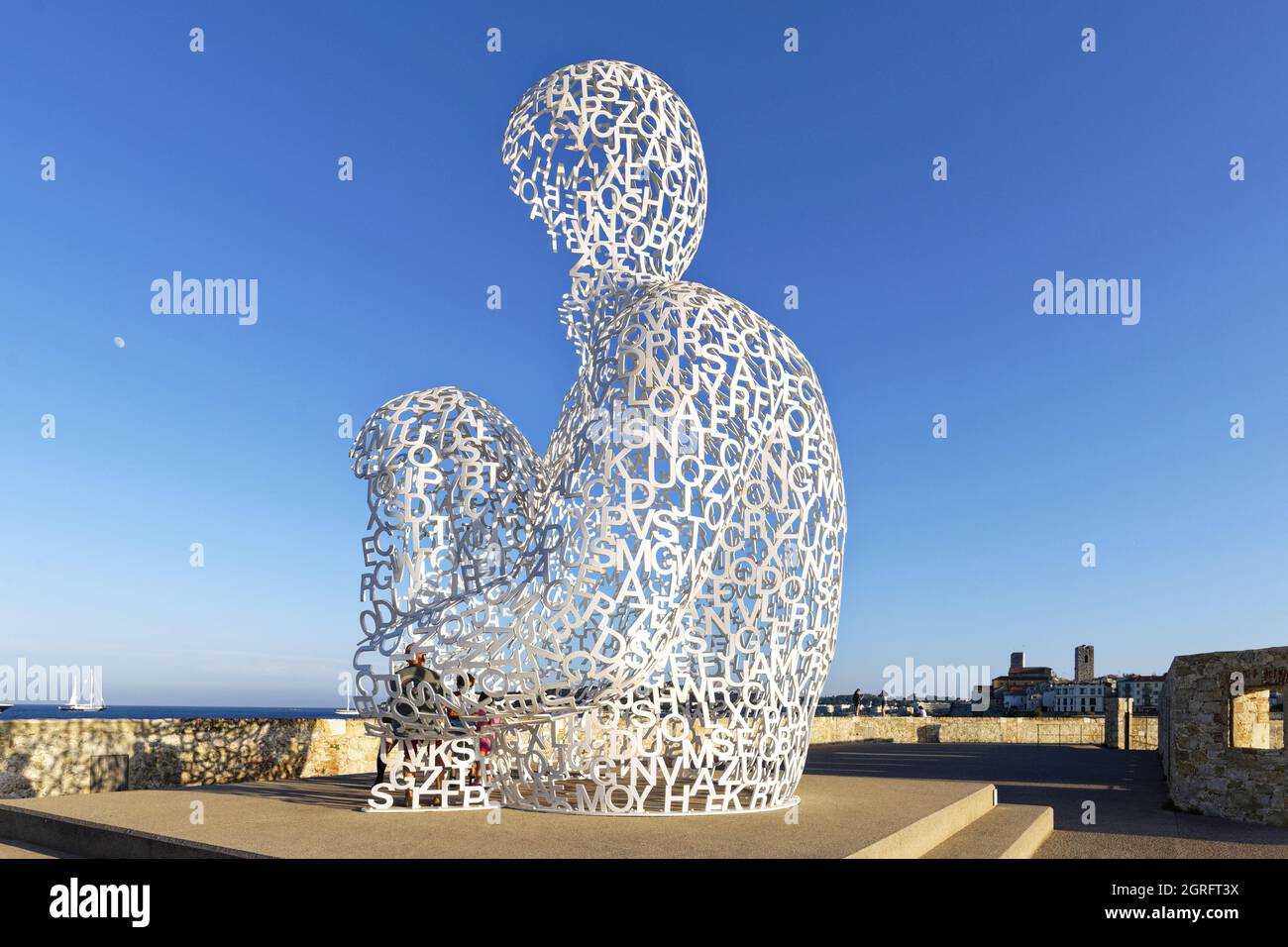 France, Alpes-Maritimes, Antibes, terrasse du bastion Saint-Jaume dans le port Vauban, la sculpture transparent le nomade, créé par le sculpteur espagnol Jaume Plensa, le buste formé par des lettres Banque D'Images
