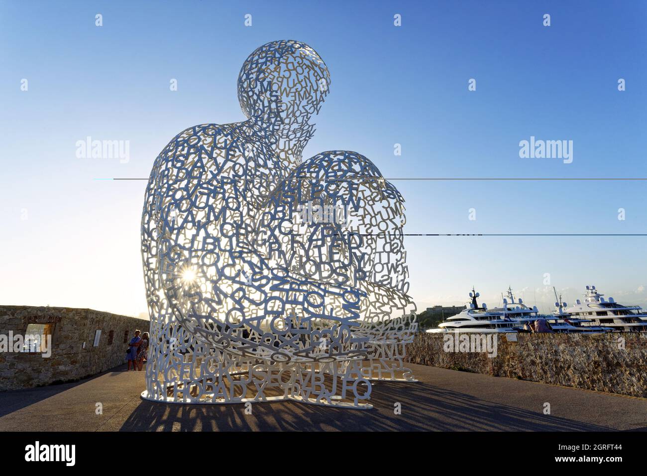France, Alpes-Maritimes, Antibes, terrasse du bastion Saint-Jaume dans le port Vauban, la sculpture transparent le nomade, créé par le sculpteur espagnol Jaume Plensa, le buste formé par des lettres Banque D'Images
