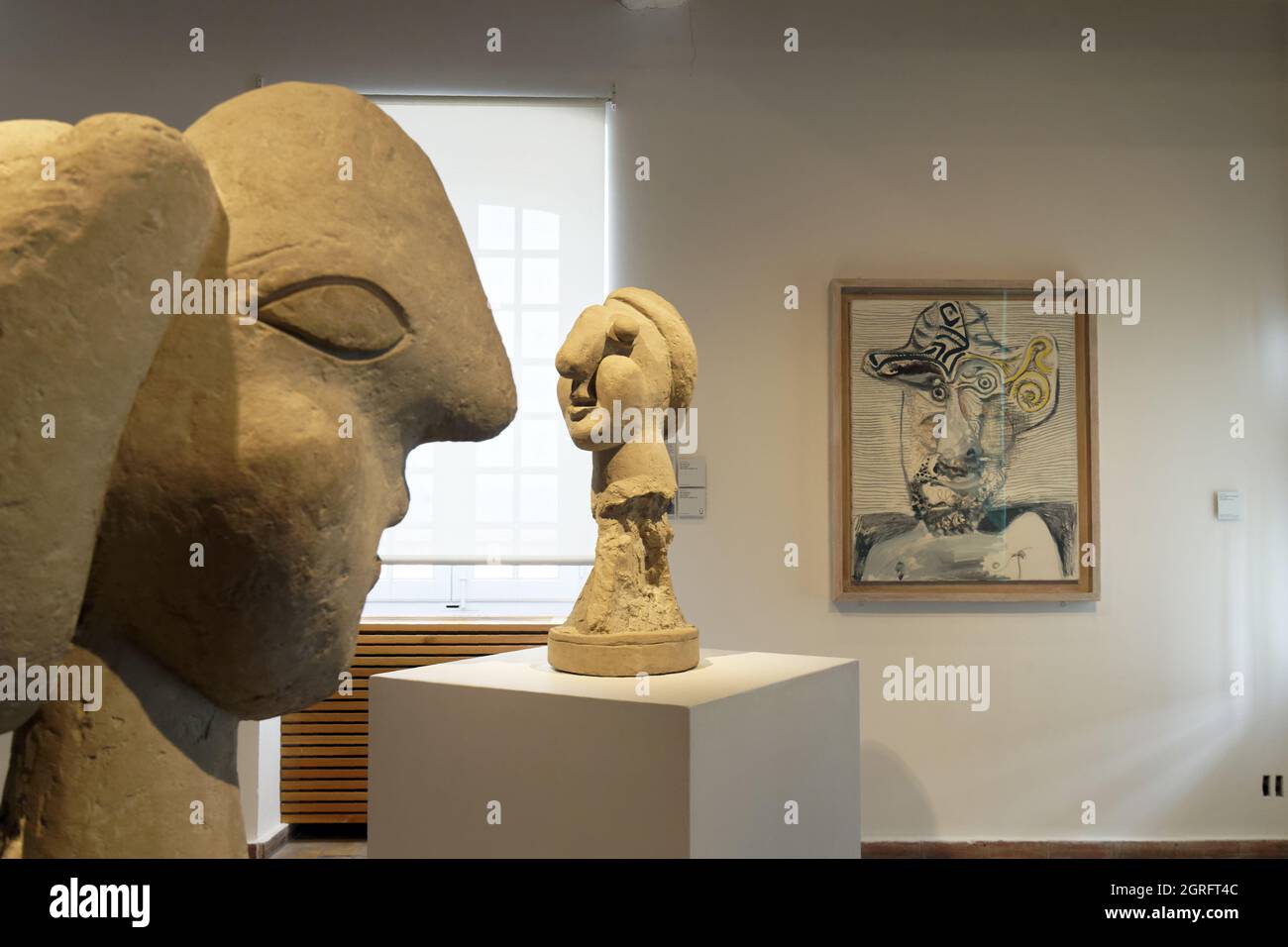 France, Alpes Maritimes, Antibes, vieille ville, Musée Picasso, Exposition permanente d'œuvres de Pablo Picasso, sculpture de la tête d'une dame avec le chignon et la tête d'une dame avec les grands yeux et peinture d'un buste d'homme avec un chapeau Banque D'Images