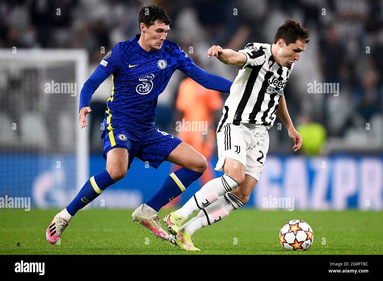 Turin, Italie. 29 septembre 2021. Federico Chiesa (R) du Juventus FC est défié par Andreas Christensen du Chelsea FC lors du match de football de la Ligue des champions de l'UEFA entre le Juventus FC et le Chelsea FC. Credit: Nicolò Campo/Alay Live News Banque D'Images