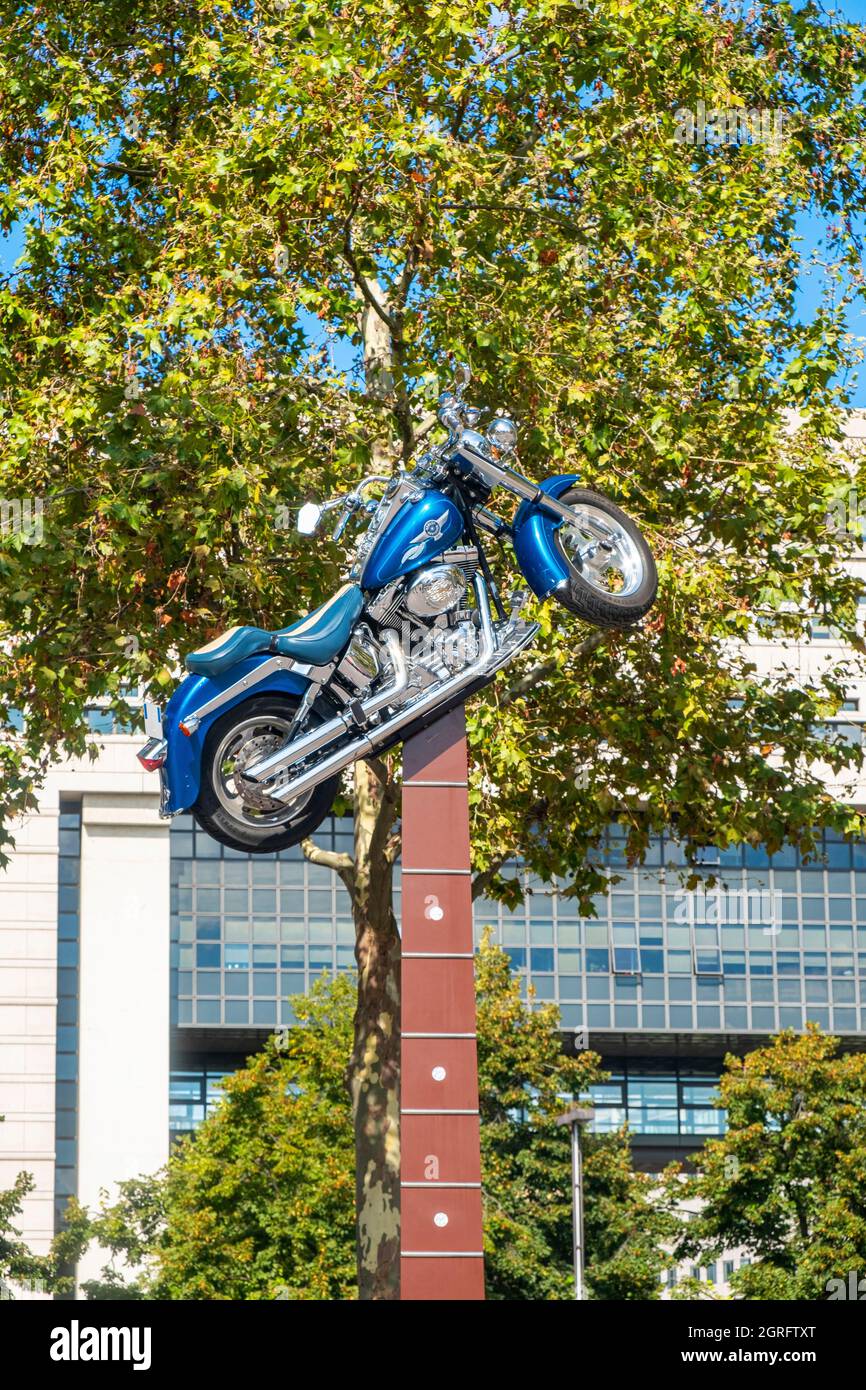 France, Paris, Esplanade Johnny Hallyday en face de l'arène AccorHotels, sculpture de Bertrand Lavier, intitulé Quelque Chet de... Banque D'Images