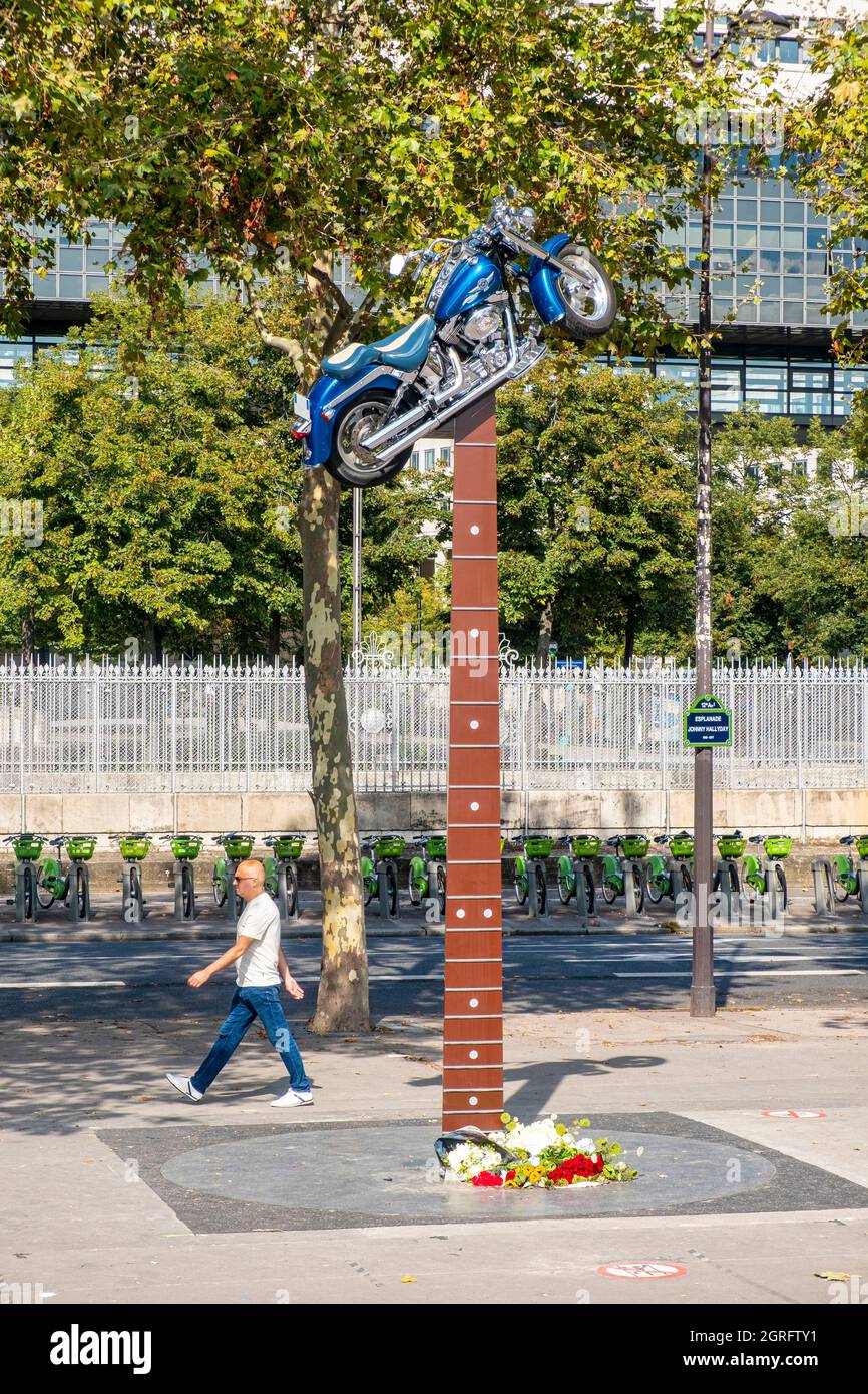 France, Paris, Esplanade Johnny Hallyday en face de l'arène AccorHotels, sculpture de Bertrand Lavier, intitulé Quelque Chet de... Banque D'Images