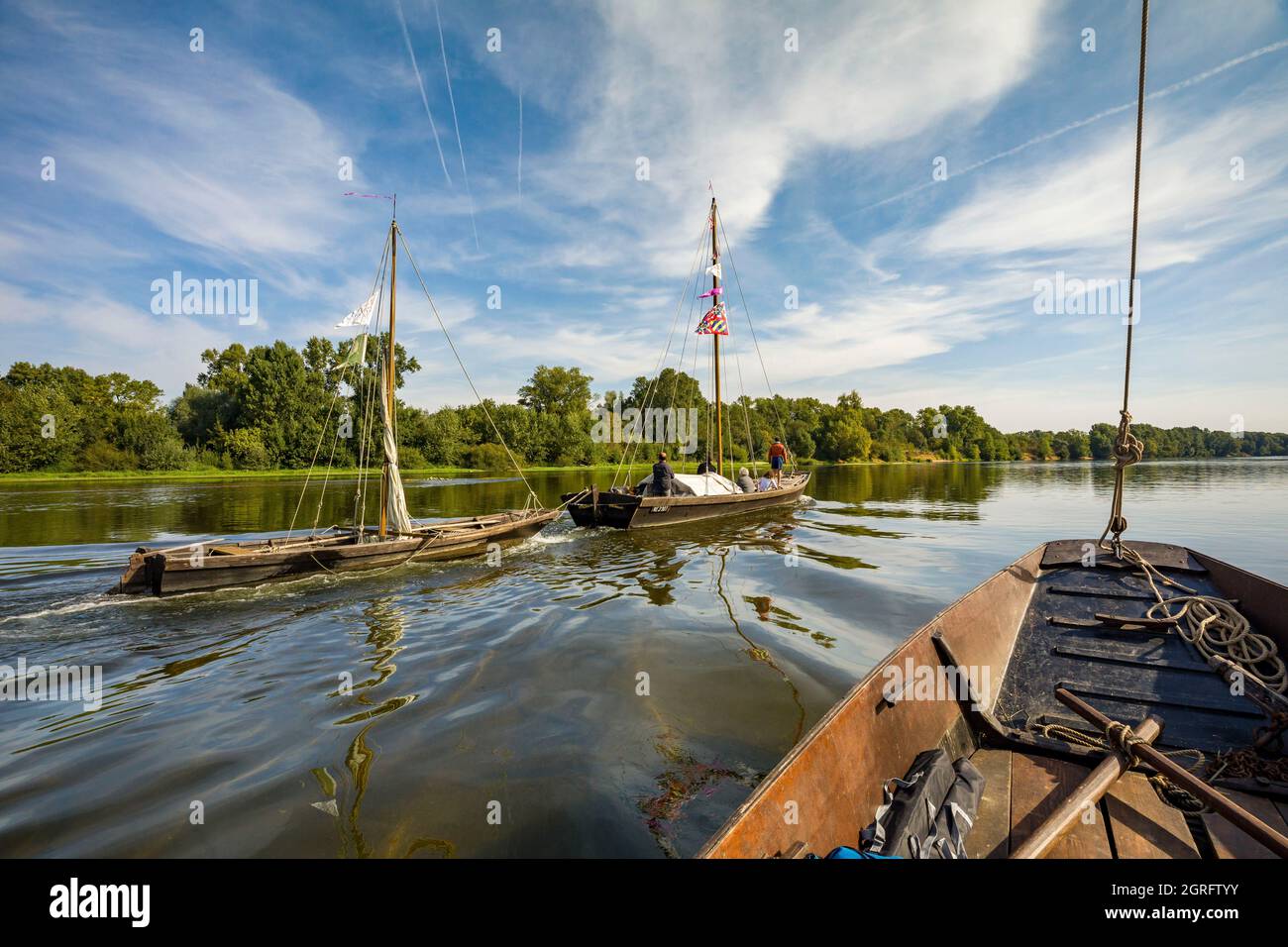 France, Indre et Loire, Vallée de la Loire classée au patrimoine mondial par l'UNESCO, Vernou-sur-Brenne, le Grand Tourisme, flottille de bateaux traditionnels qui montent sur la Loire de Montjean à Orléans, marins d'Anjou, Touraine, Blésois et Orléans montent pour la première fois en convoy la Loire, Ils sont pris par le Charpentier de la Nièvre Jean-Marc Benoît célèbre sous le nom de Bibi Banque D'Images