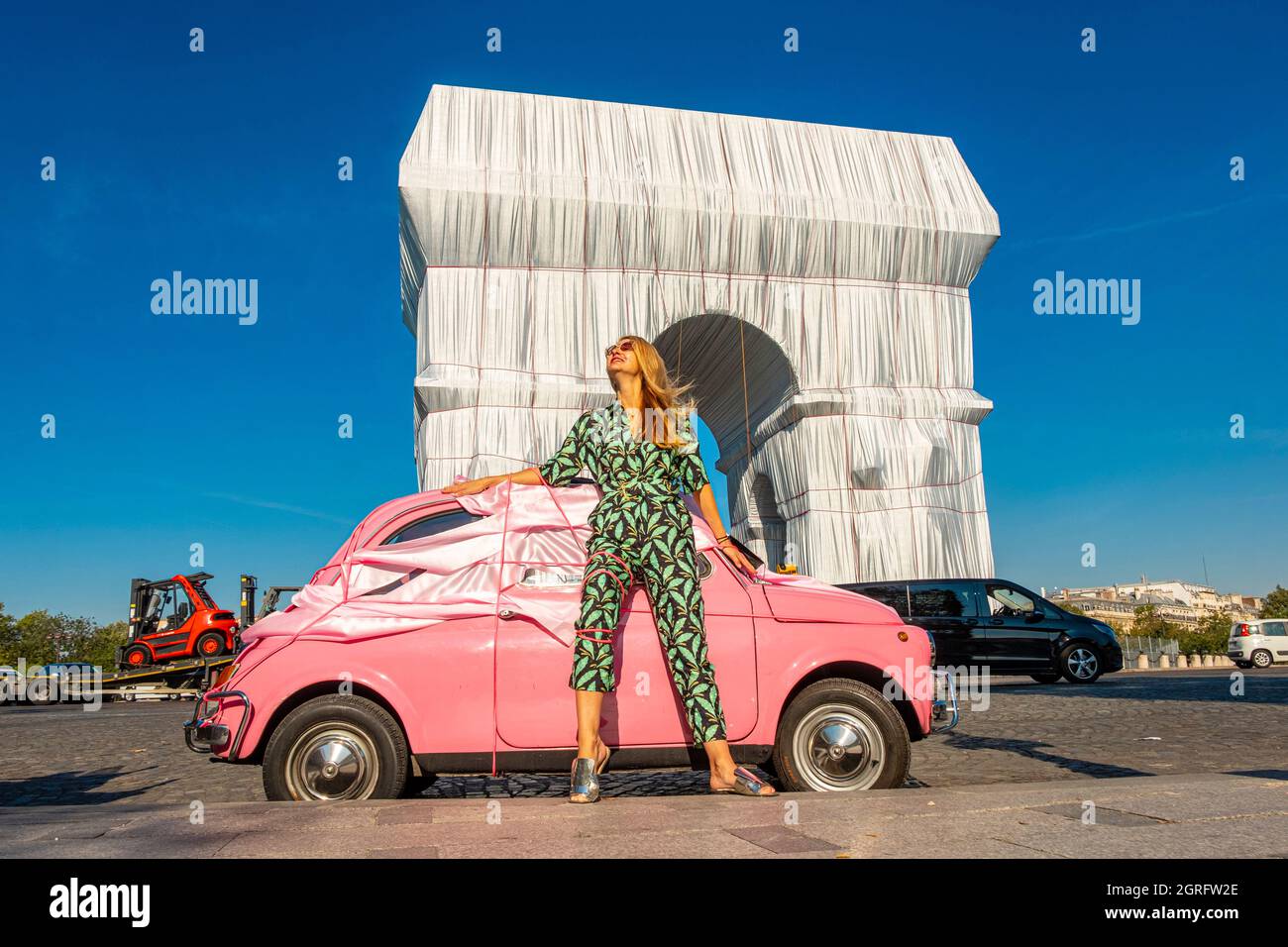 France, Paris, place de l'Etoile, rose Fiat 500 devant l'Arc de Triomphe enveloppée par Jeanne-Claude et Christo Banque D'Images