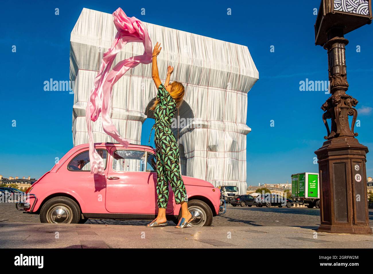 France, Paris, place de l'Etoile, rose Fiat 500 devant l'Arc de Triomphe enveloppée par Jeanne-Claude et Christo Banque D'Images